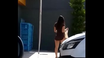 Chica en mini falda saliendo del Oxxo