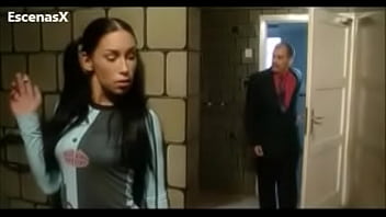 Profesor encuentra a una alumna fumando en el baño y se la folla (Español)