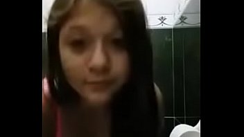 Chiquilla de 19 se desnuda en el baño