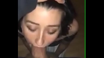 Tratando de forma grosseira sua parceira enquanto ela masturba com os lábios