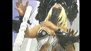 Feiticeira Joana Prado com a buceta de fora no Carnaval de 2000 Vai-Vai