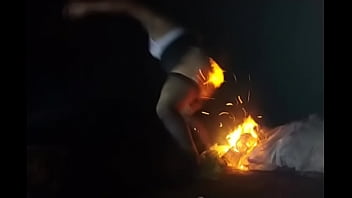 Travesti Puta Sacerdotisa Satánica ofrece su culo al fuego