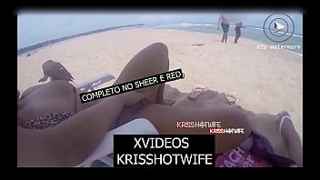 Kriss Hotwife é Abordada Por 2 Desconhecidos Na Praia Enquanto Se Masturbava