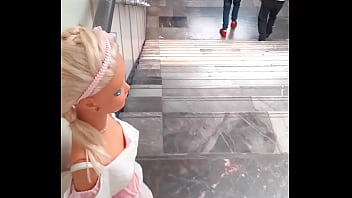 Barbie gigante en el metro CDMX